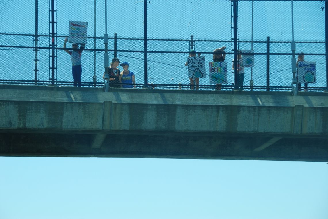 Trayecto en coche de San Francisco a Yosemite. Niños revindicando un mundo menos contaminado en un puente de la autopista.