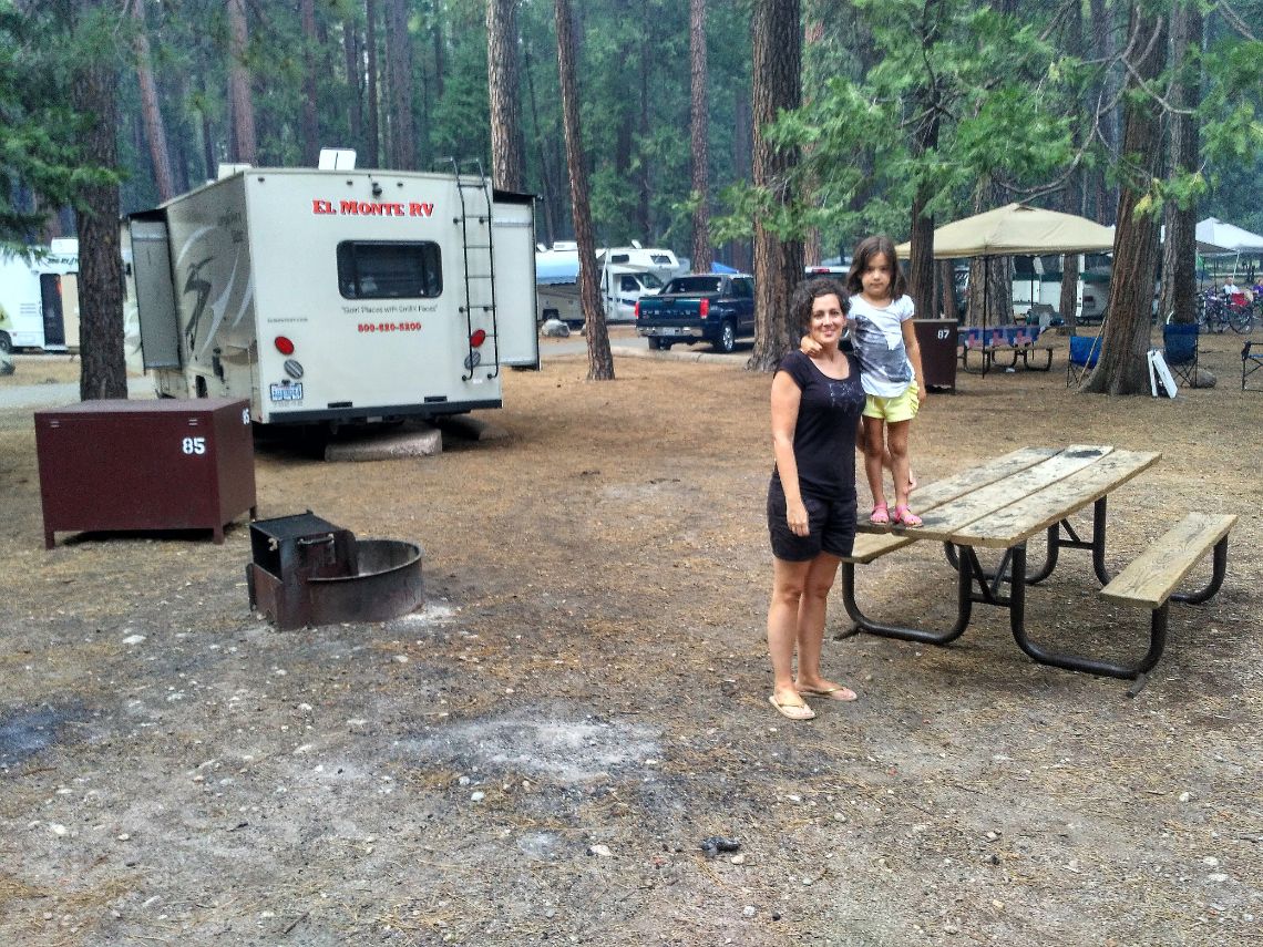 Yosemite Upper Pines Campground - Vista de nuestra parcela en el camping en pleno Yosemite Valley dentro de Yosemite National Park.