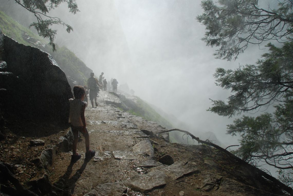 Yosemite - Vista desde debajo de la cascada Vernal Falls desde la ruta Mist Trail.