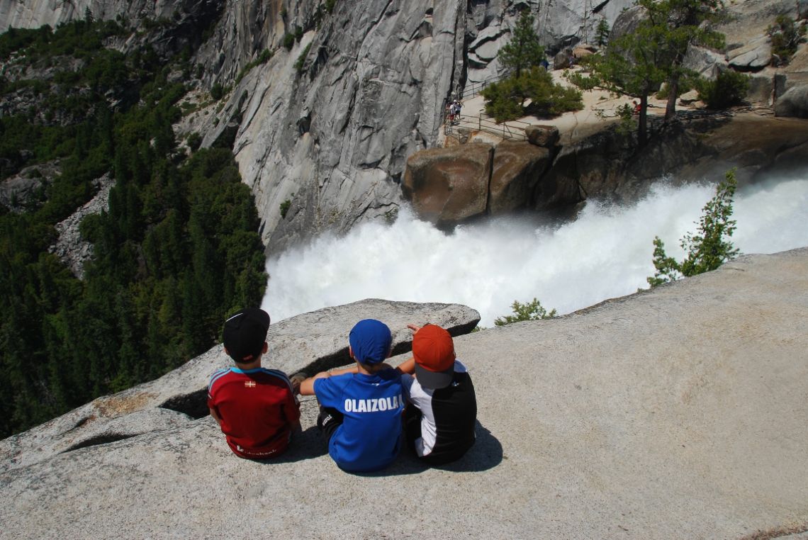 Yosemite - Vista de la cascada Nevada Falls desde la ruta Panorama Trail.