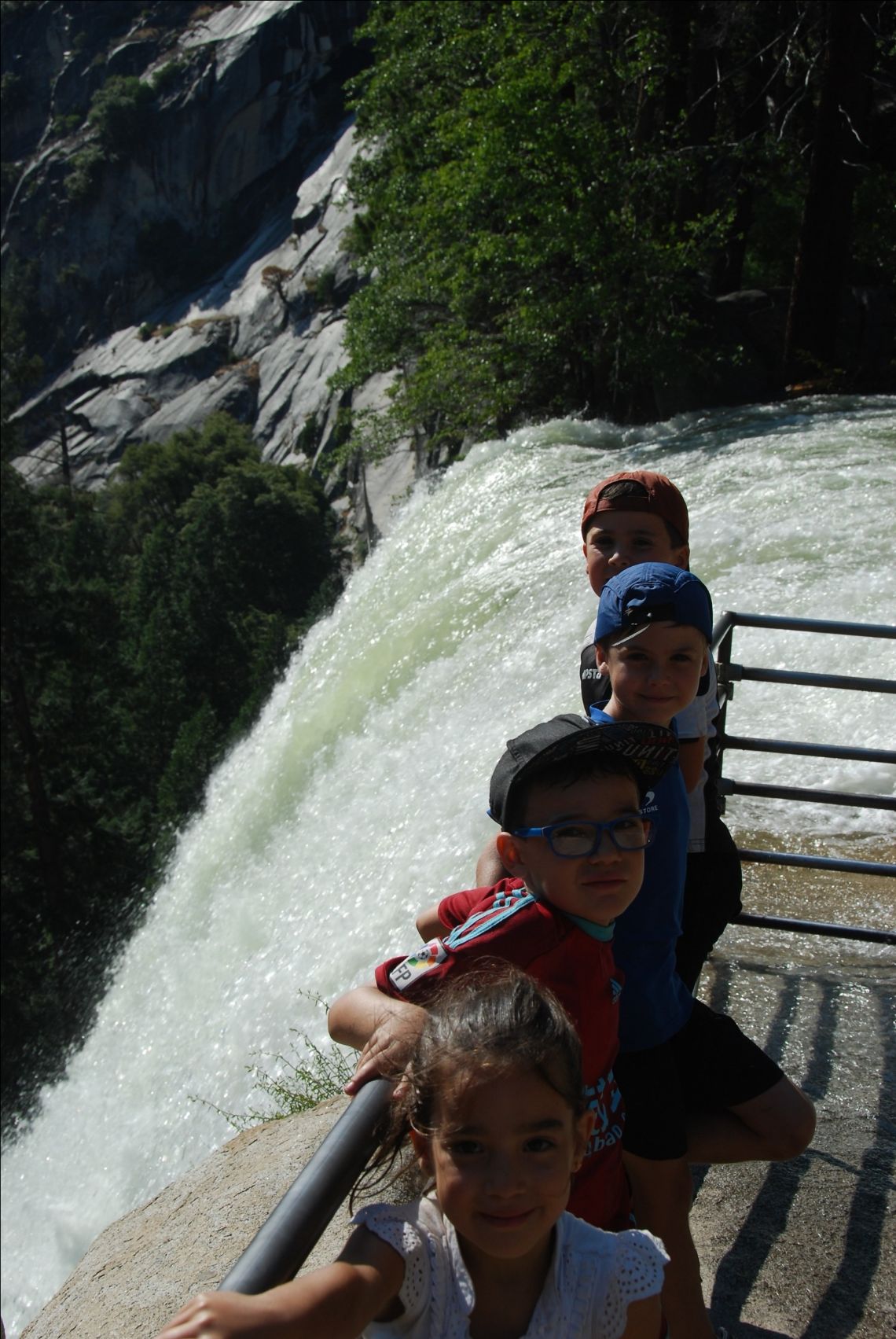 Yosemite - Vista desde arriba de la cascada Vernal Falls desde la ruta Mist Trail.
