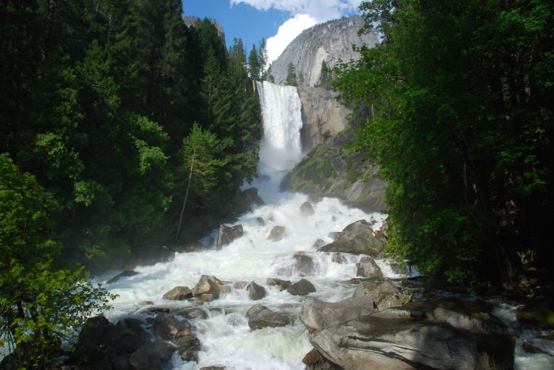 Yosemite - Vista de la cascada Vernal Falls desde la ruta Mist Trail.