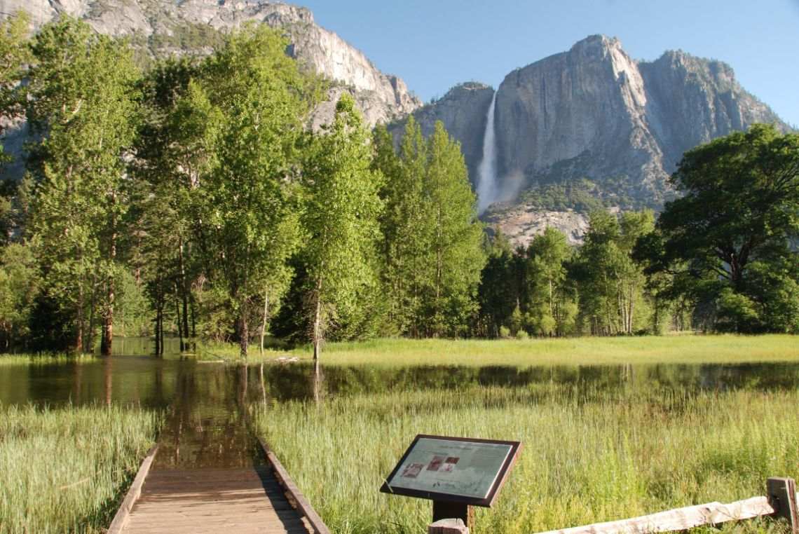 Yosemite Valley - Reflejos de las cascadas Yosemite Falls en el río Merced inundado