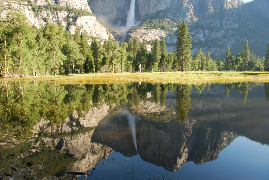 Yosemite Valley - Reflejos de las cascadas Yosemite Falls en las praderas inundadas.