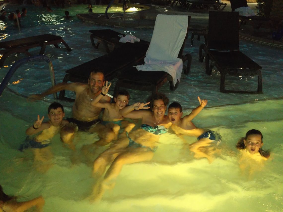Avi Casino Resort - Piscina en el hotel de noche. Está situado al lado del Río Colorado en Nevada.