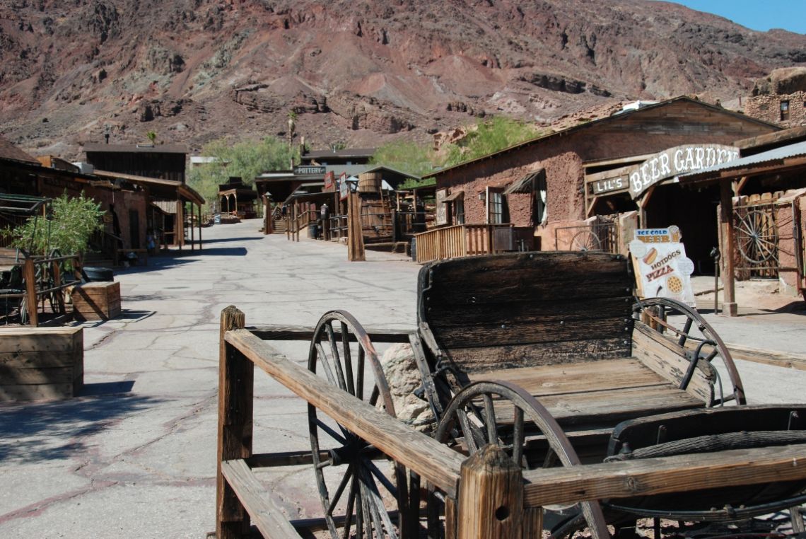 Calico Ghost Town - Vista de la calle principal del pueblo minero fantasma. Está situado en pleno desierto de Mojave, California.
