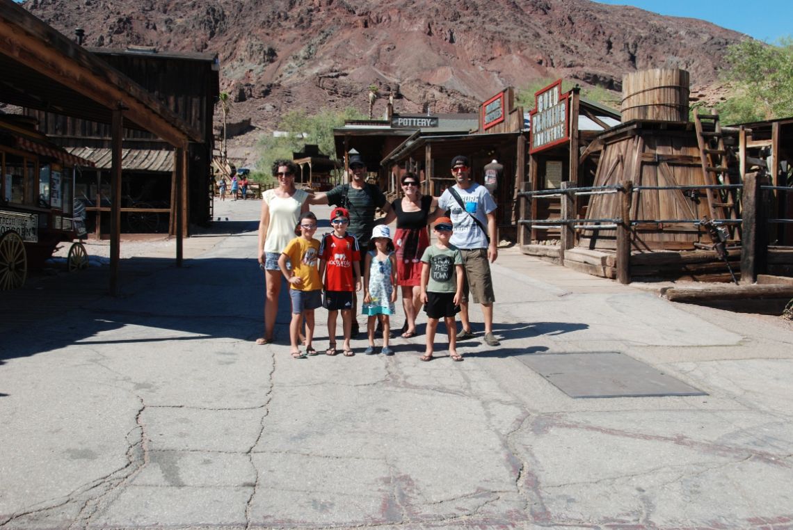 Calico Ghost Town - Vista de la calle principal del pueblo minero fantasma. Está situado en pleno desierto de Mojave, California.