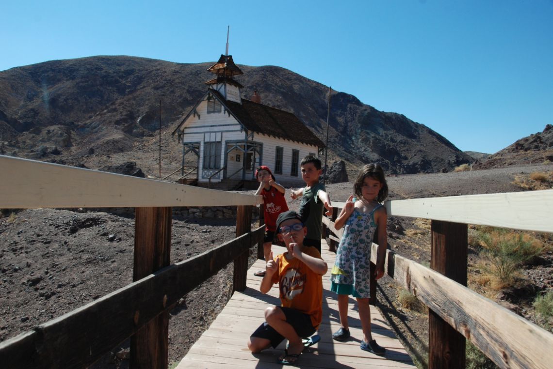 Calico Ghost Town - Vista de la iglesia en el pueblo minero fantasma. Está situado en pleno desierto de Mojave, California.