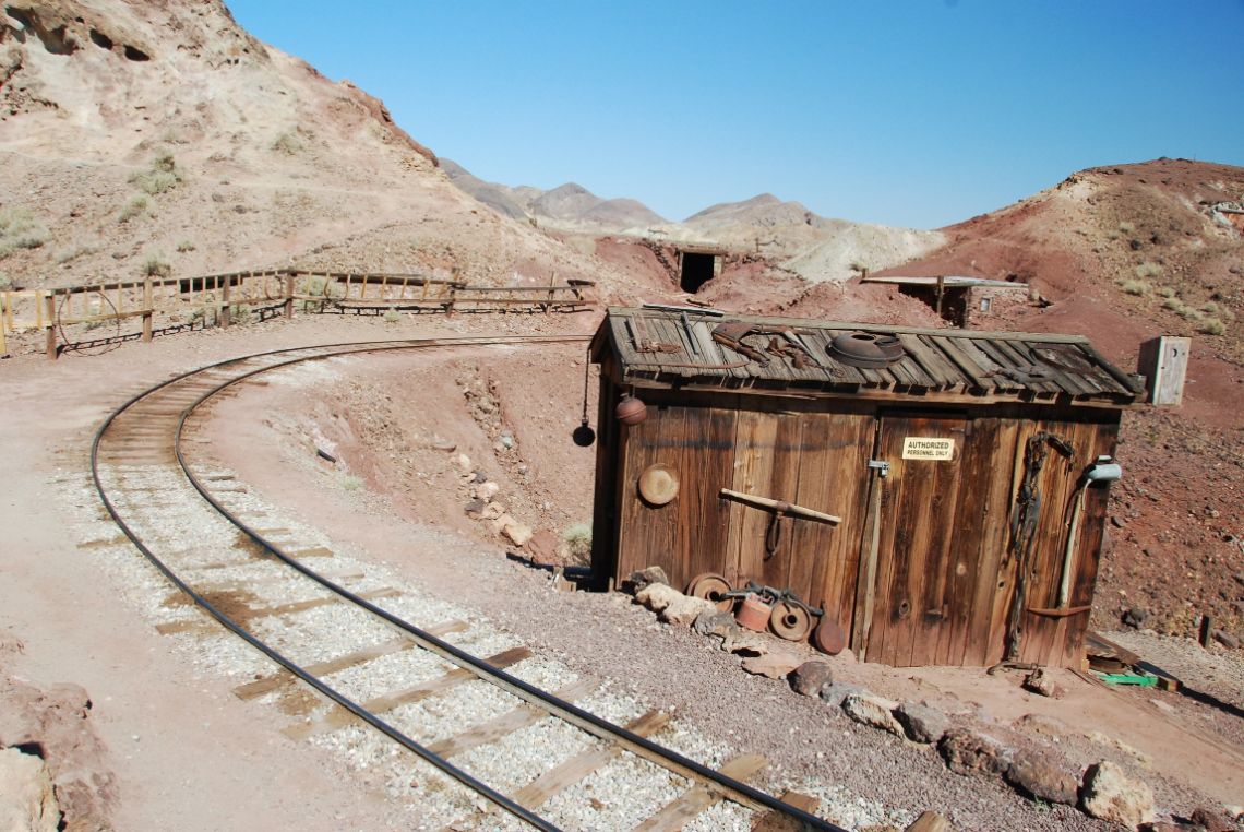 Calico Ghost Town - Vista del tren minero antiguo en el del pueblo minero fantasma. Está situado en pleno desierto de Mojave, California.