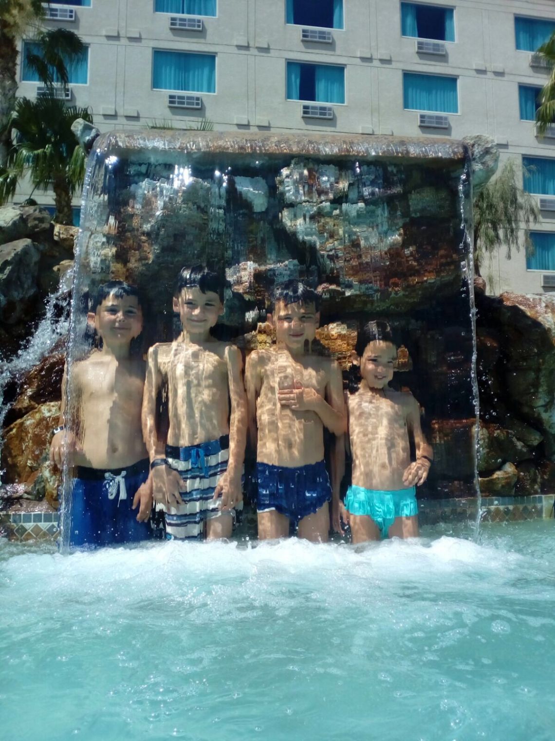 Avi Casino Resort - Piscina en el hotel. Está situado al lado del Río Colorado en Nevada.