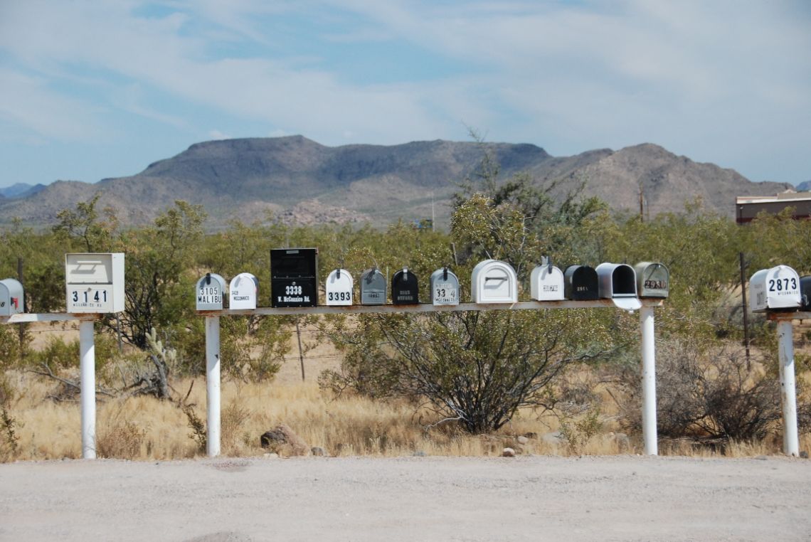 Ruta 66 - Buzones característicos en el tramo histórico original después de Oatman, Arizona.