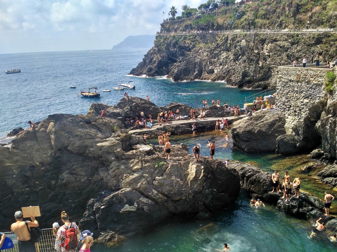 cinque terre manarola cliff jumping 2