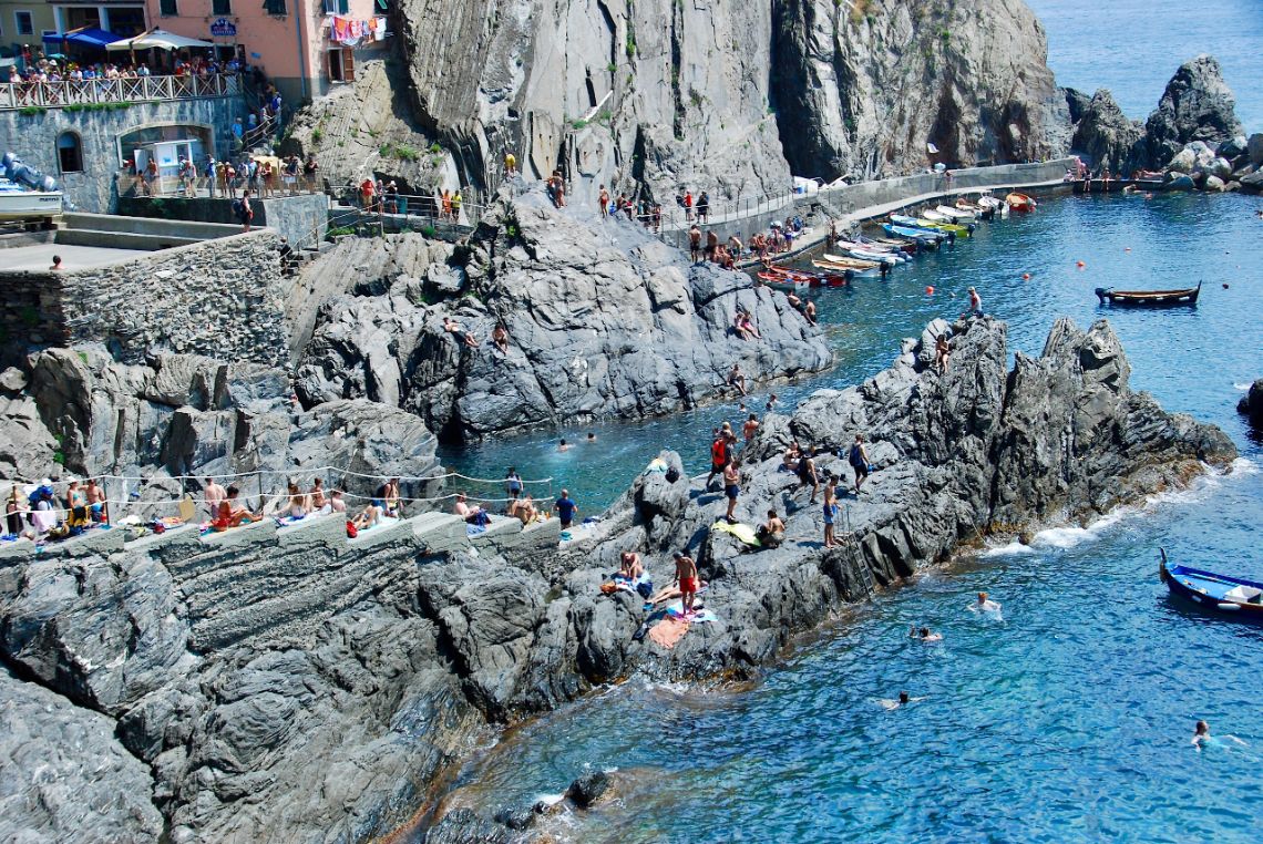 cinque terre manarola cliff jumping
