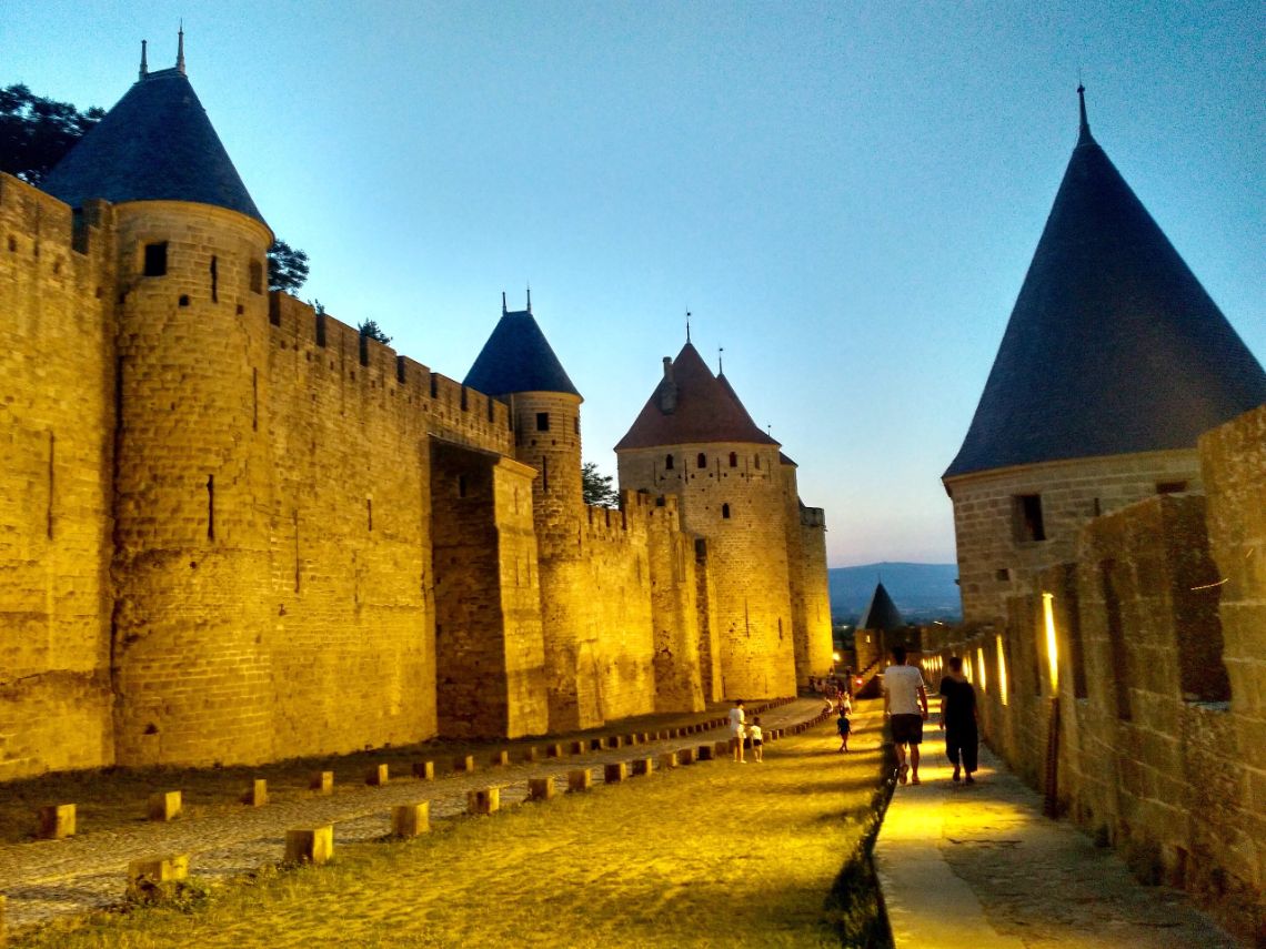 carcassonne cite murallas anochecer 3