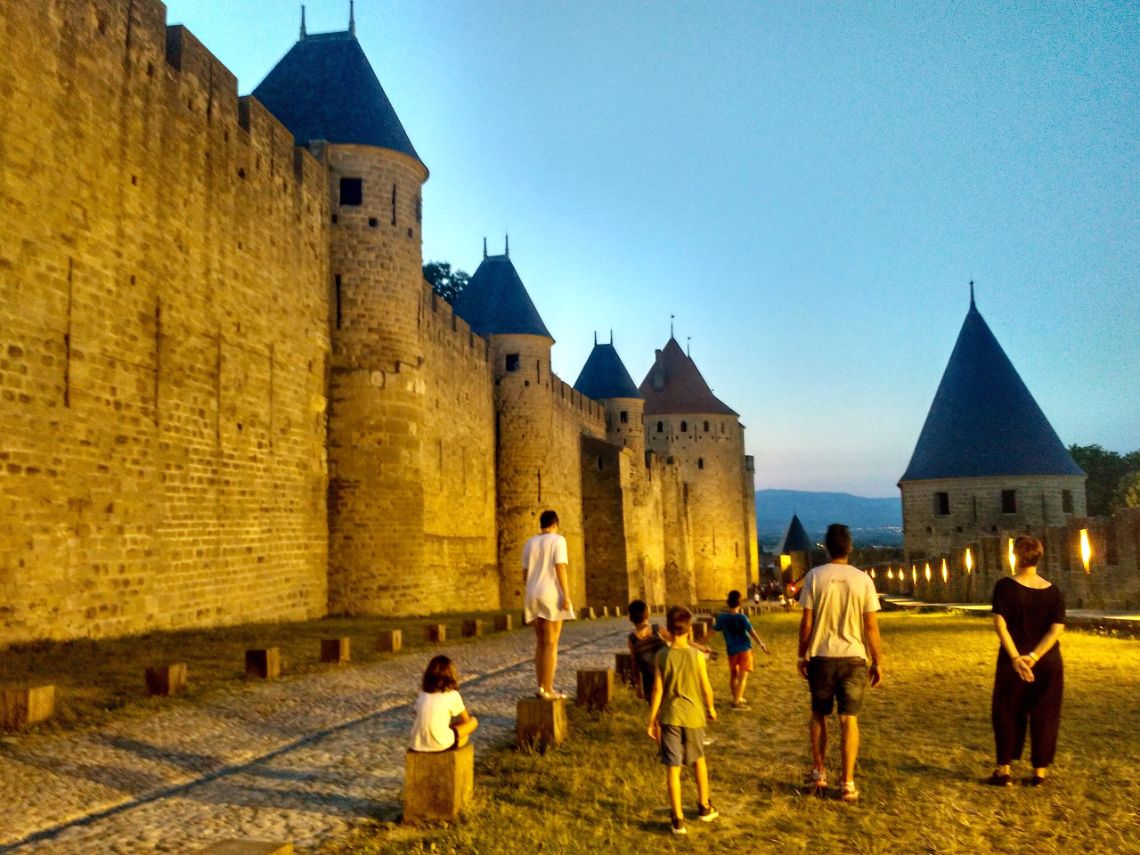 carcassonne cite murallas anochecer
