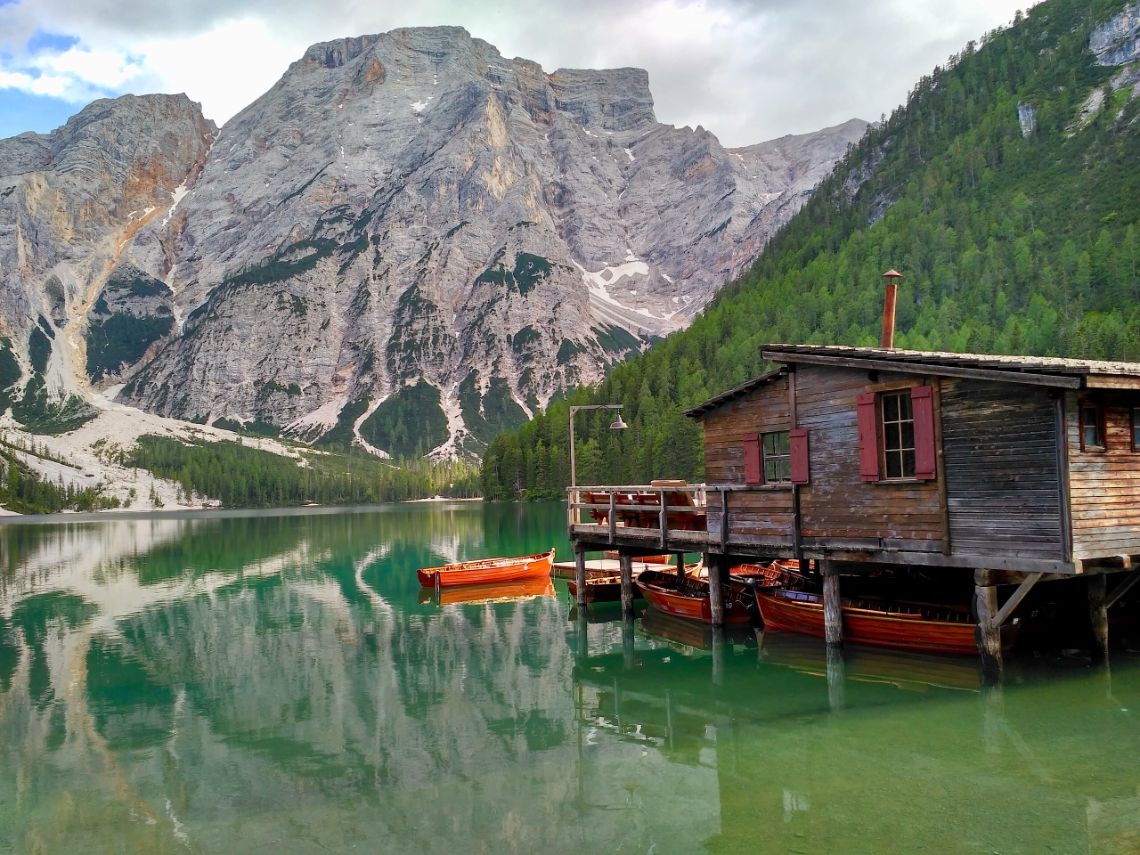 lago di braies embarcadero