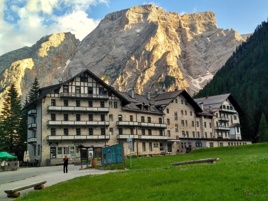 lago di braies hotel