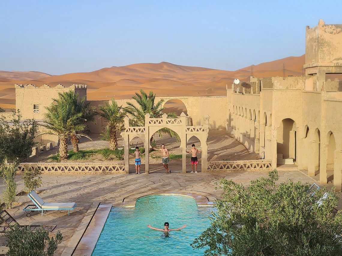 ksar erg chebbi piscina merzouga marruecos