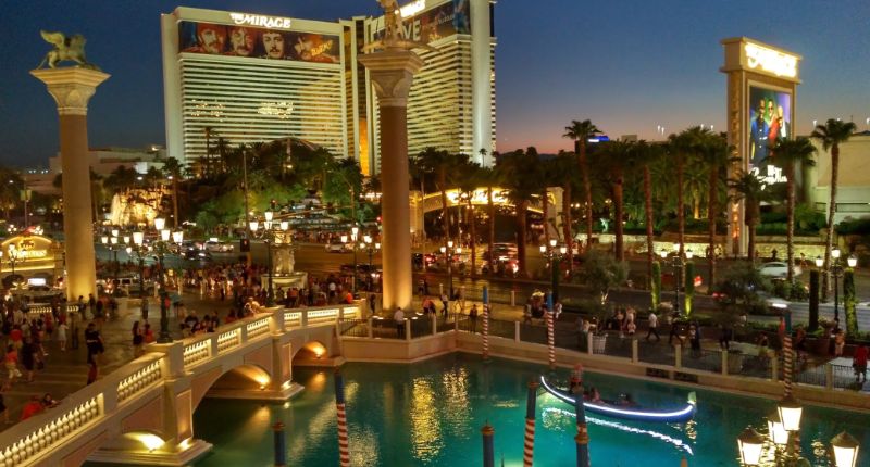 Las Vegas. Vista desde el Venetian Hotel Casino. Canales de Venecia y el Mirage al fondo.
