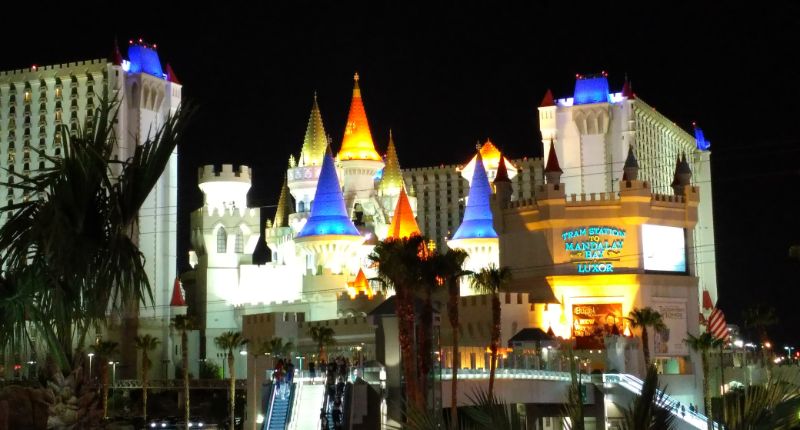 Las Vegas. Vista del Hotel & Casino Excalibur por la noche desde la pasarela al MGM Grand.