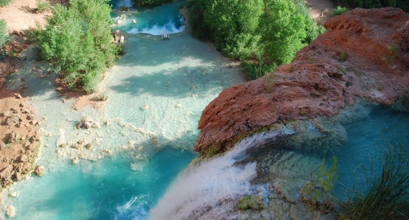 Havasu Falls - Vista de las cascadas havasu falls desde arriba. Reserva india de los Havasupai cerca del Grand Canyon, Arizona.