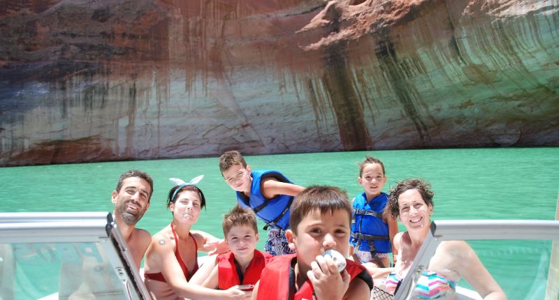 Lake Powell - Visitando Davis Gulch en un powerboat. Está situado en la zona norte del Lago Powell.