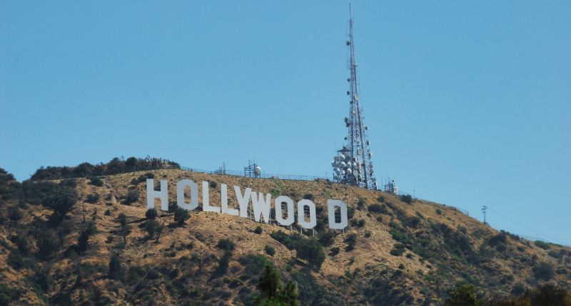 Hollywood Sign - Cartel de Hollywood visto desde Lake Hollywood Park en Los Angeles.