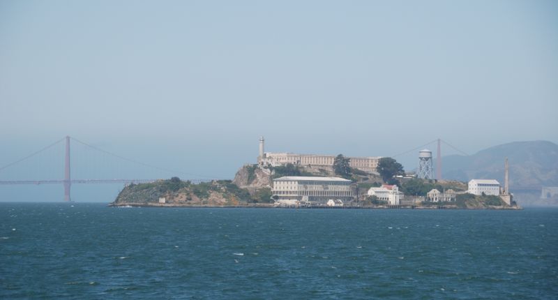 Vista de la isla y prisión de Alcatraz desde el Ferry con salida desde Larkspur y llegada en San Francisco en la terminal de Farmers Market