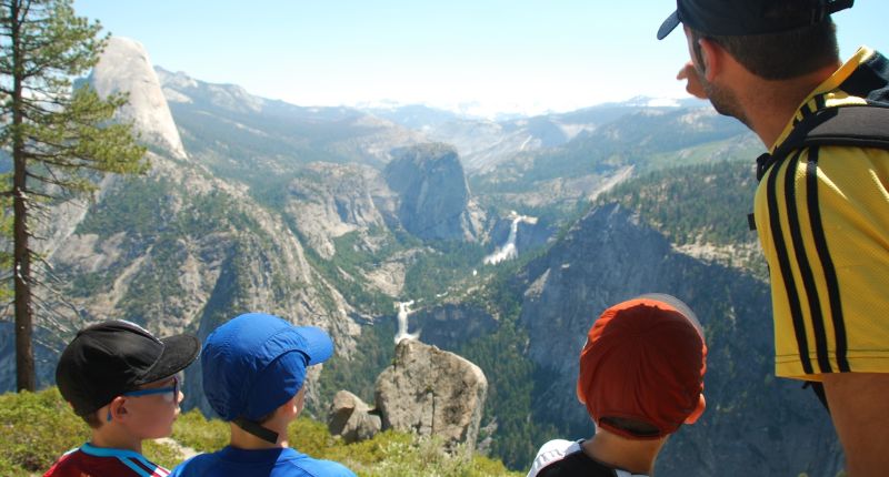 Yosemite - Vistas desde el mirador de Glacier Point con el Half Dome y las cascadas de Nevada y Vernal Falls al fondo.