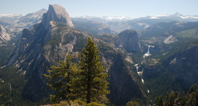 Yosemite - Vistas desde el mirador de Glacier Point con el Half Dome y las cascadas de Nevada y Vernal Falls.