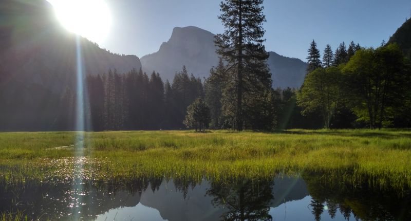Yosemite National Park - Half dome reflejos visto desde las praderas de Yosemite Valley.