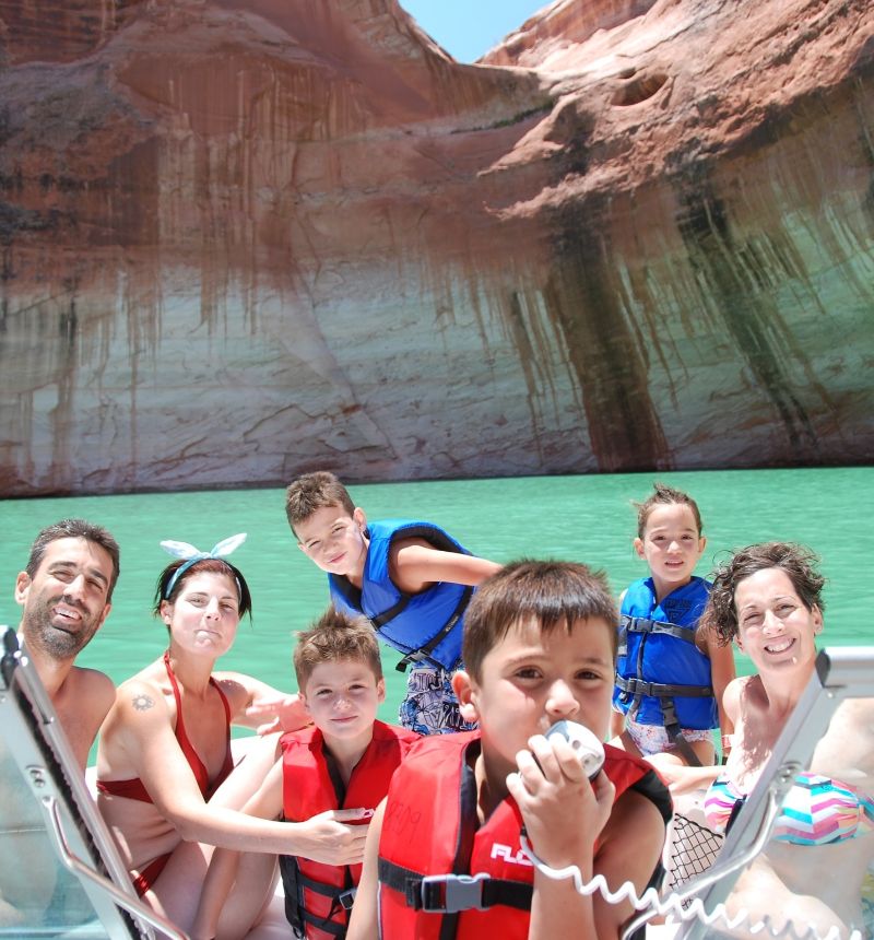 Lake Powell - Visitando Davis Gulch en un powerboat. Está situado en la zona norte del Lago Powell.