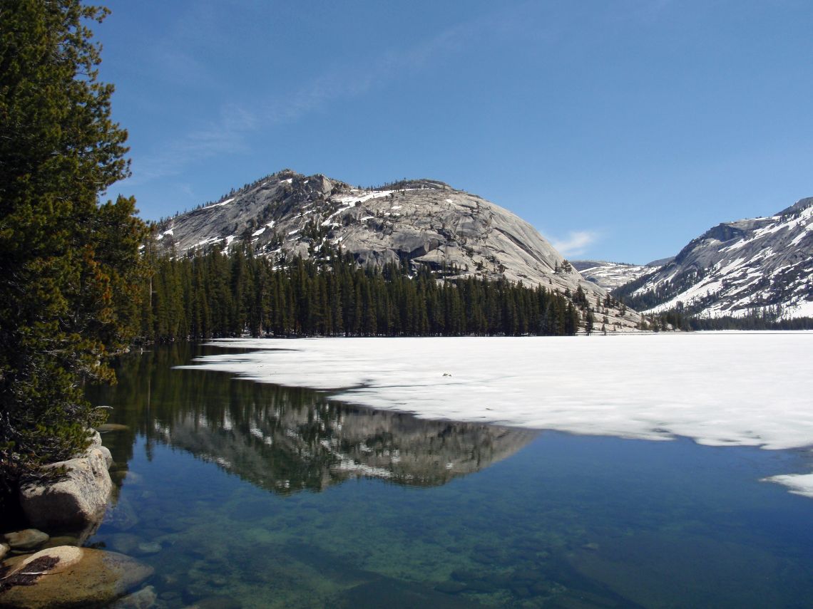 Yosemite - Vista del lago Tenaya Lake helado. Está en la carretera de acceso al Tioga Pass, muy cerca de Tuolumne Meadows.