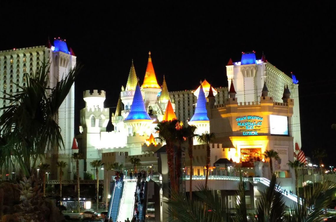 Las Vegas. Vista del Hotel & Casino Excalibur por la noche desde la pasarela al MGM Grand.