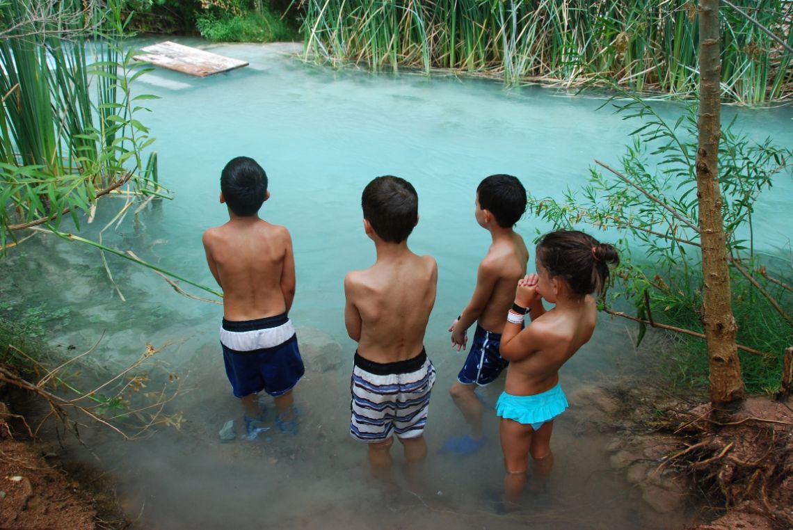 Havasupai Campground - Niños en el río Havasu Creek al lado de nuestra plaza de camping en el inicio del camping Havasupai.