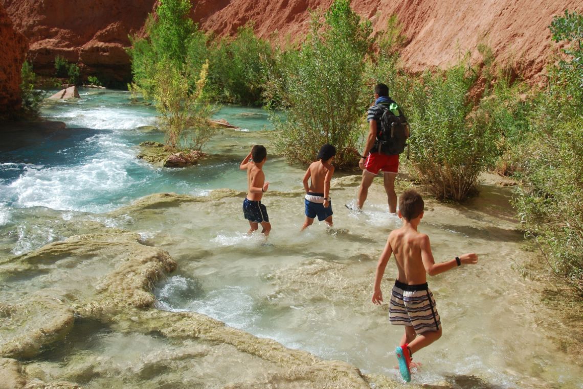 Havasupai Falls - Parte final del hike a las cascadas Hidden Falls. Están situadas en la reserva india de los Havasupai en el Gran Cañón, Arizona.