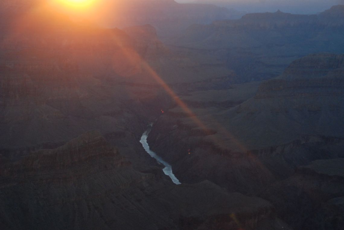 Maravillosa puesta de sol desde Mohave Point con el Río Colorado al fondo en el Parque Nacional del Gran Cañón del Colorado.