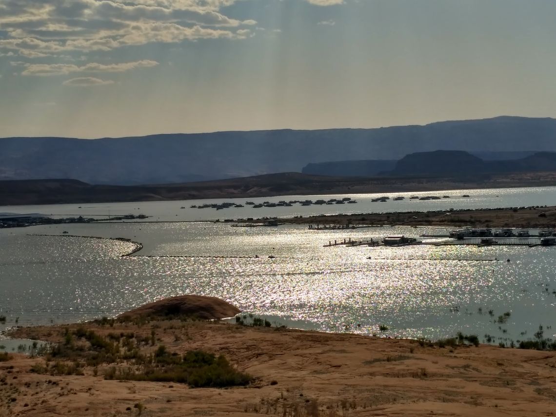 Lake Powell - Vista de Bullfrog Marina al atardecer. Está situado en la zona norte del Lago Powell.