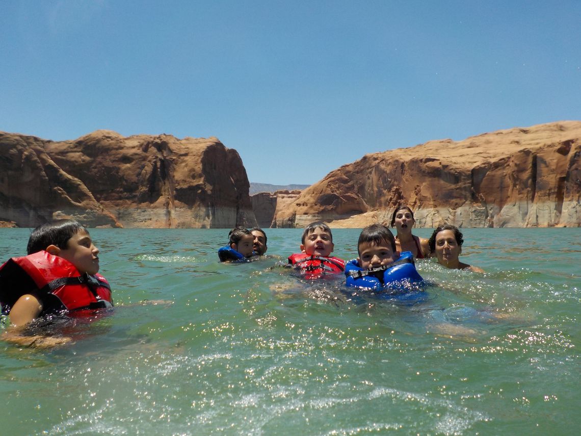 Lake Powell - Bañándonos en el río Escalante River en un powerboat. Está situado en la zona norte del Lago Powell.
