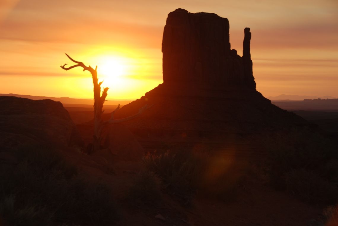 Monument Valley - Precioso amanecer desde The View RV Park al lado del hotel The View.