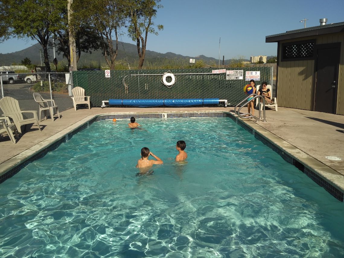 San Francisco - Vista de la piscina del Marin RV Park en Larkspur, al norte de San Francisco pasando el Golden Gate.