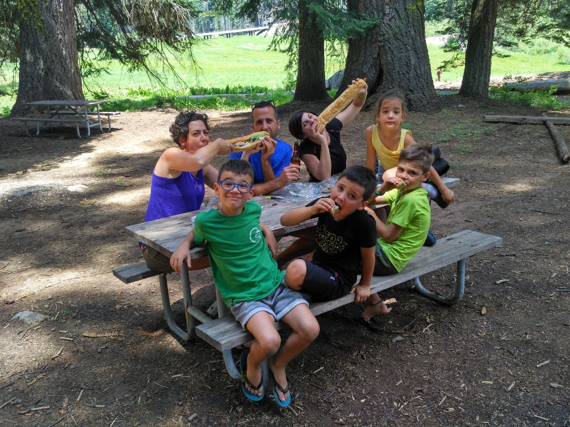 Sequoia National Park - Comiendo en Halstead Meadow picnic area al lado de la carretera cerca de la zona Lodgepool Visitor Center.