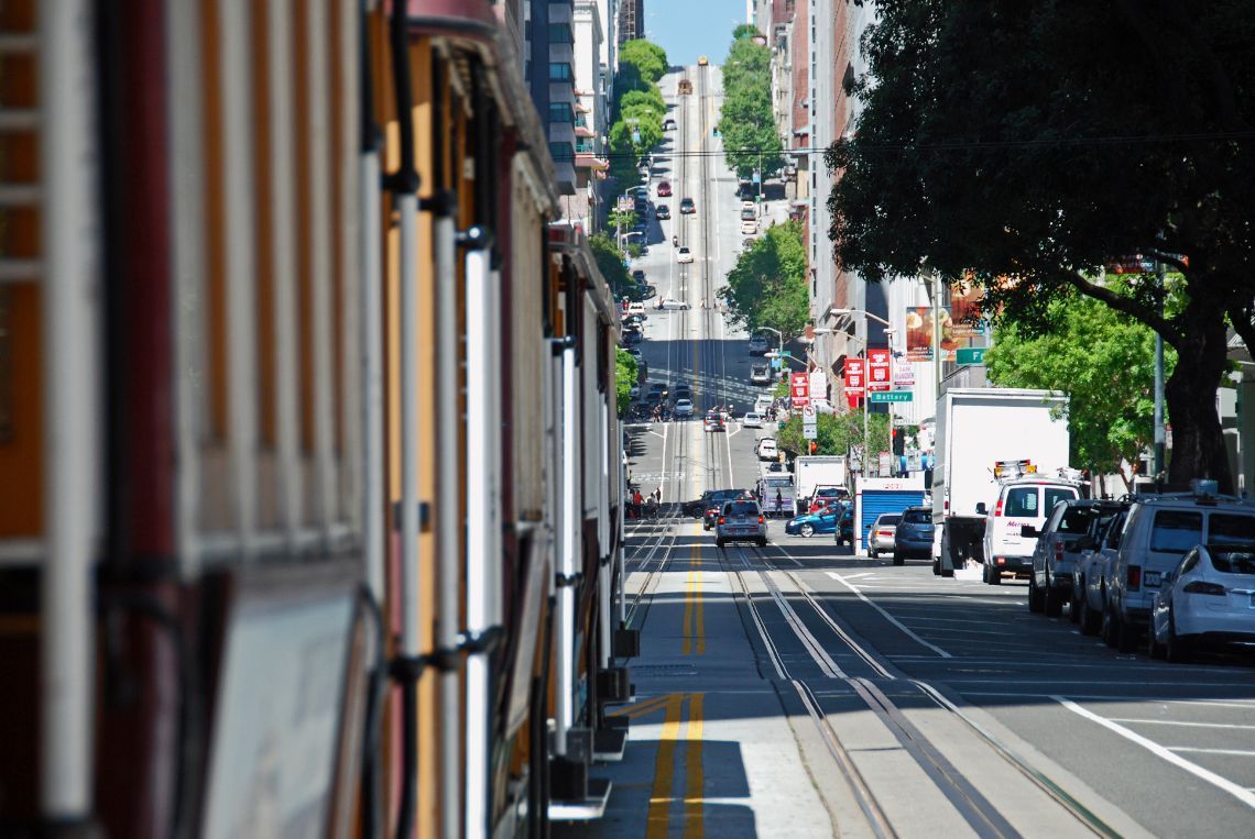 San Francisco - Tranvía de la línea California Street. Inicio de la ruta situada en Market Street.