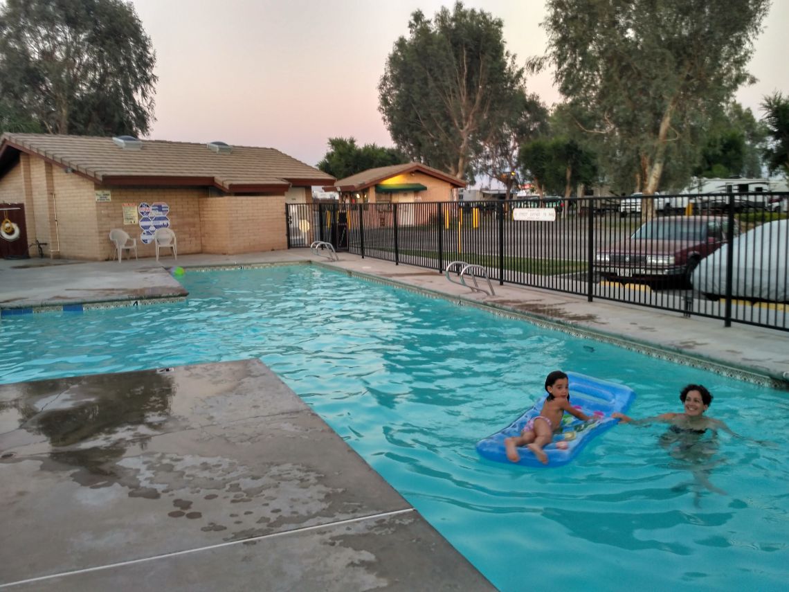 Bakersfield - piscina en Bakersfield RV Travel Park, nuestro parking de autocaravanas en Bakersfield.