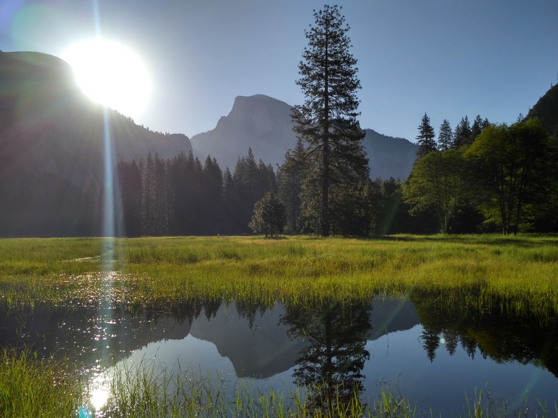 Yosemite National Park - Half dome reflejos visto desde las praderas de Yosemite Valley.
