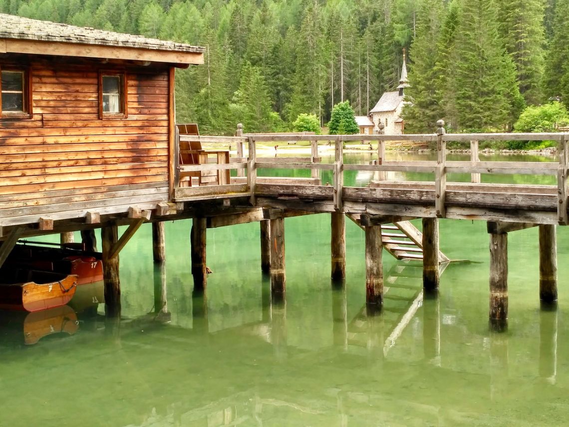 lago di braies iglesia