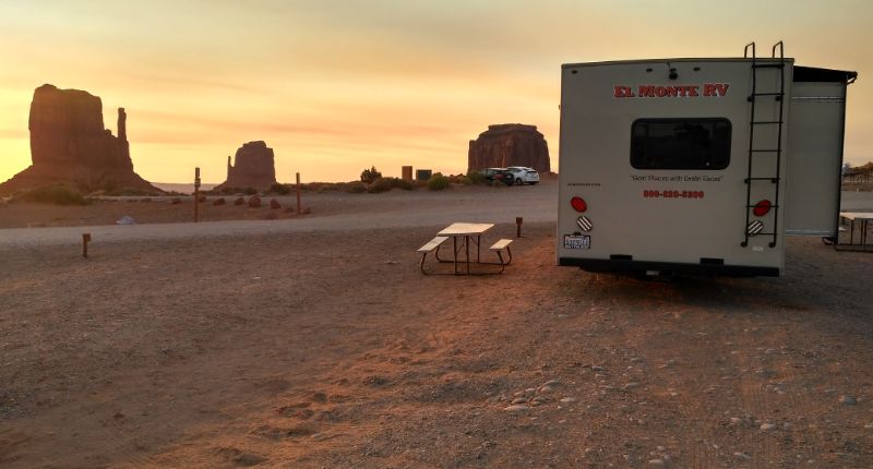 Autocaravana en Monument Valley al amanecer, Arizona.