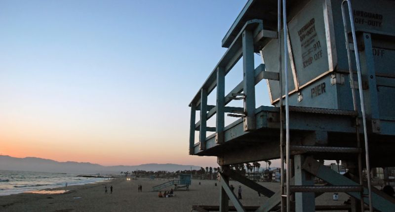 Atardecer en Venice Beach - Los Angeles. Vista de la playa y el puesto de socorristas que salen en la famosa serie de TV Los Vigilantes de la Playa.