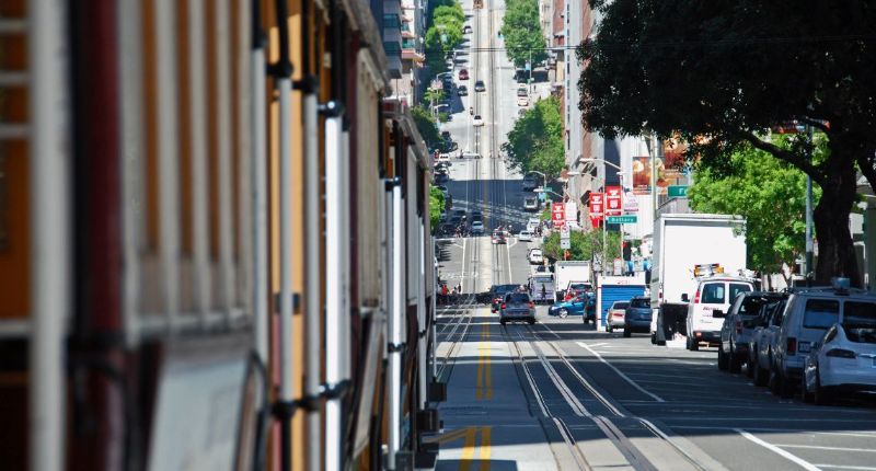 San Francisco - Tranvía de la línea California Street. Inicio de la ruta situada en Market Street.