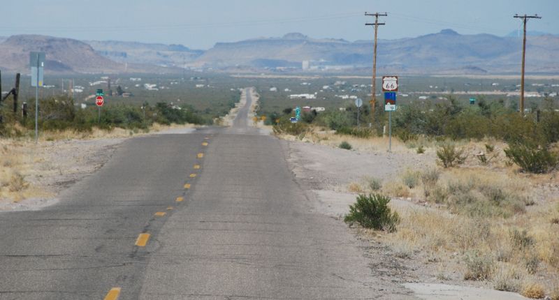 Ruta 66 - Recta interminable en el tramo histórico original después de Oatman, Arizona.